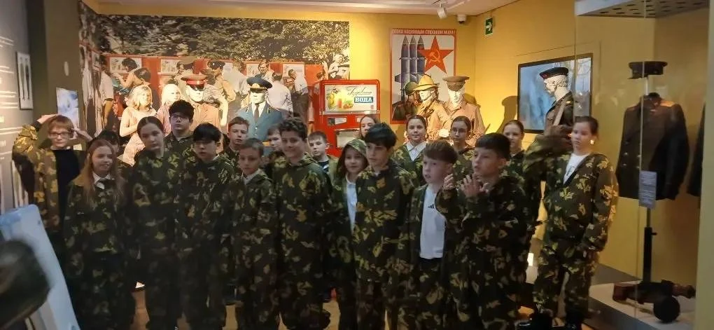 🕵️Миссия выполнена!  Ученики 5Д класса отправились на необычное задание — в «Музей военной формы», г