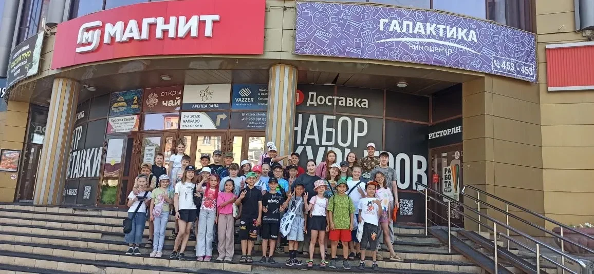 Второй  день в школьном лагере прошел весело и познавательно. Утренняя зарядка, игры, прогулка по ул