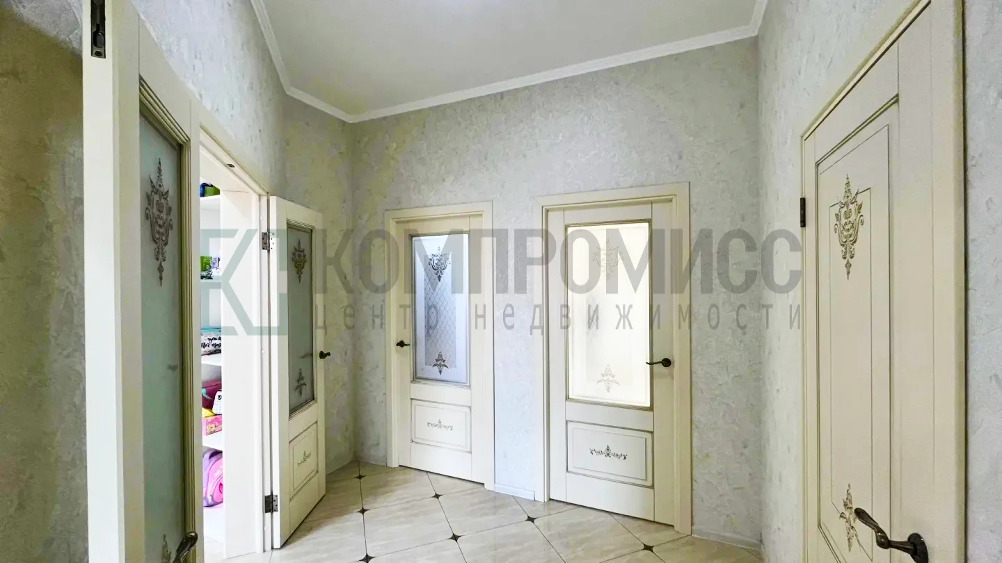 📍 Просторный кирпичный дом с большим садом    🏠 Дом:  ✅ 120 м², 3 спальни + кухня-гостиная  ✅ Тёплые