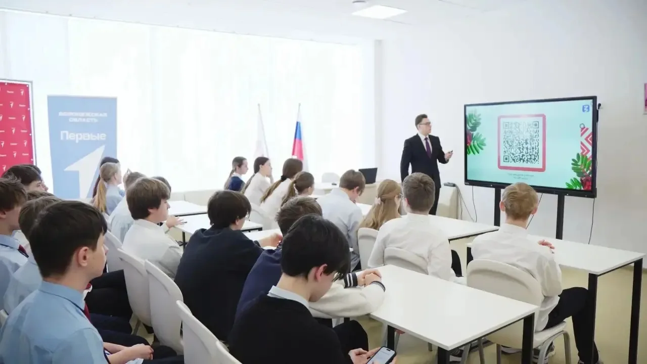 Лектор Российского общества "Знание", политолог Дмитрий Завирюхин провел интерактивную лекцию для уч