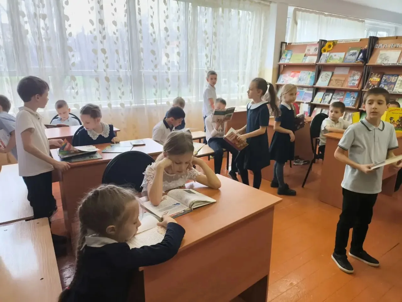 📚Сегодня ученики 1 «А» класса отправились на экскурсию в школьную библиотеку.   Библиотекарь Елена Н