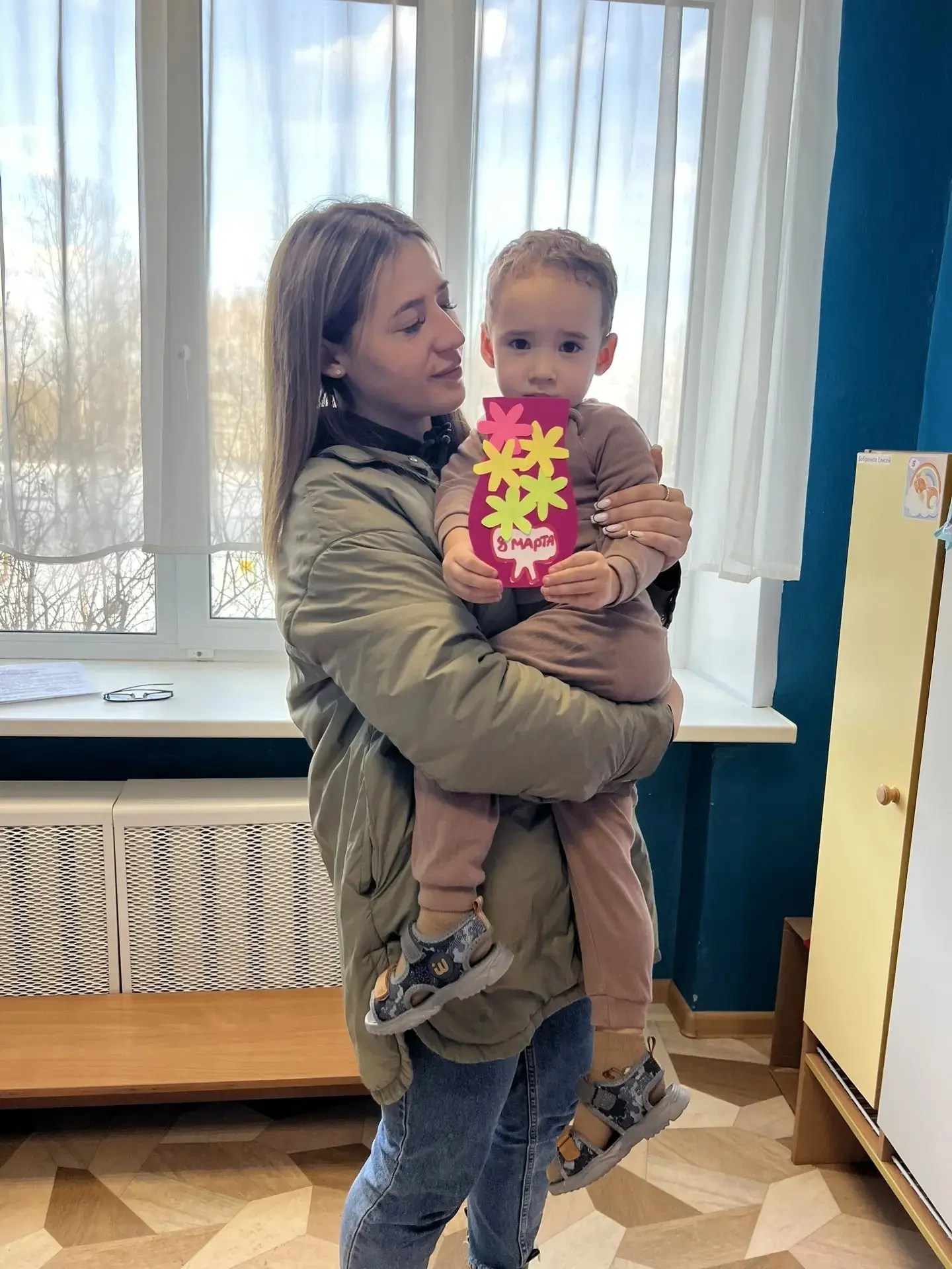 Дорогие наши мамы! Мы ещё совсем маленькие, только учимся крепко держать карандаш и аккуратно наклеи