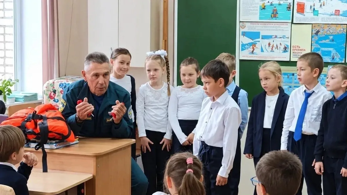 В Новочебоксарске школьников начали учить выживать в ледяной воде. Спасатели МЧС вышли ...