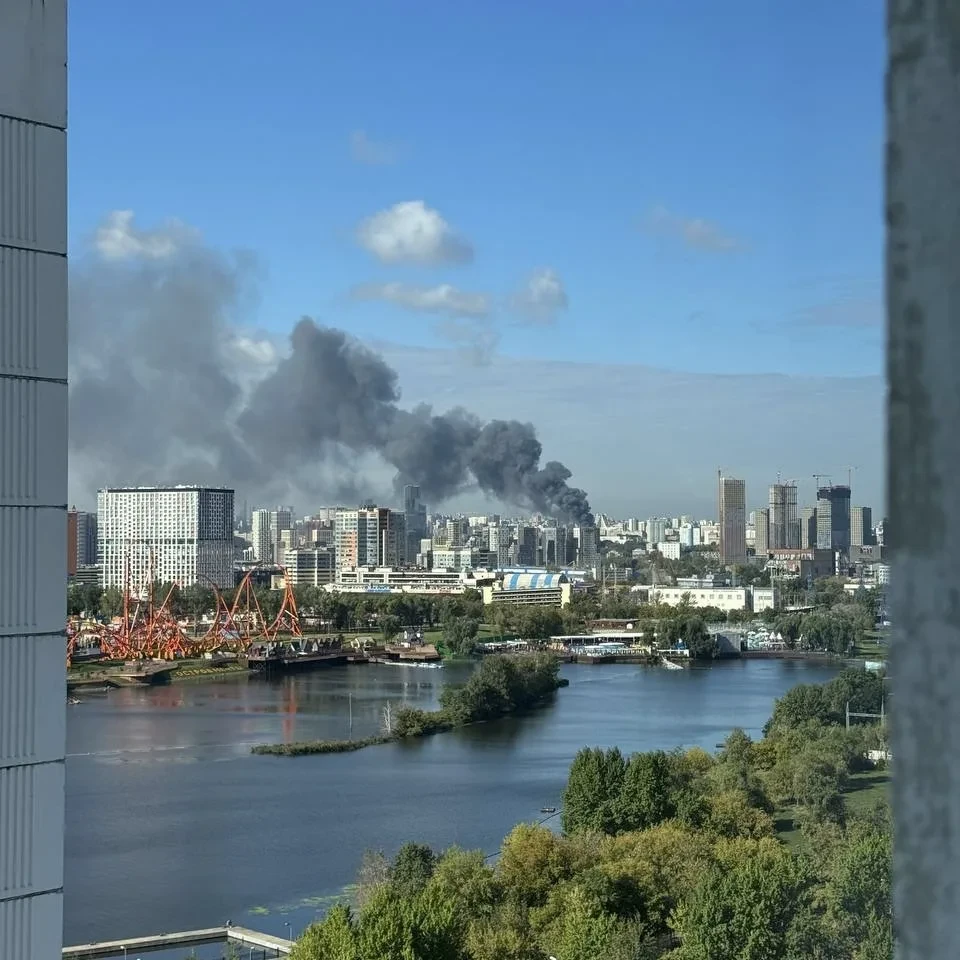 😳 Складское здание горит на  юге Москвы
