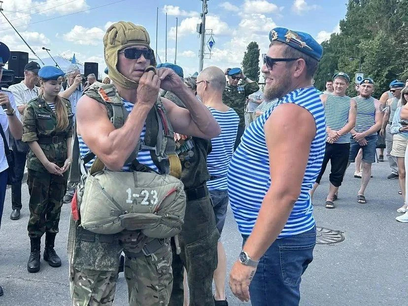 В городе прошли мероприятия, посвящённые Дню Воздушно-десантных войск.

Праздник начался с молебна в