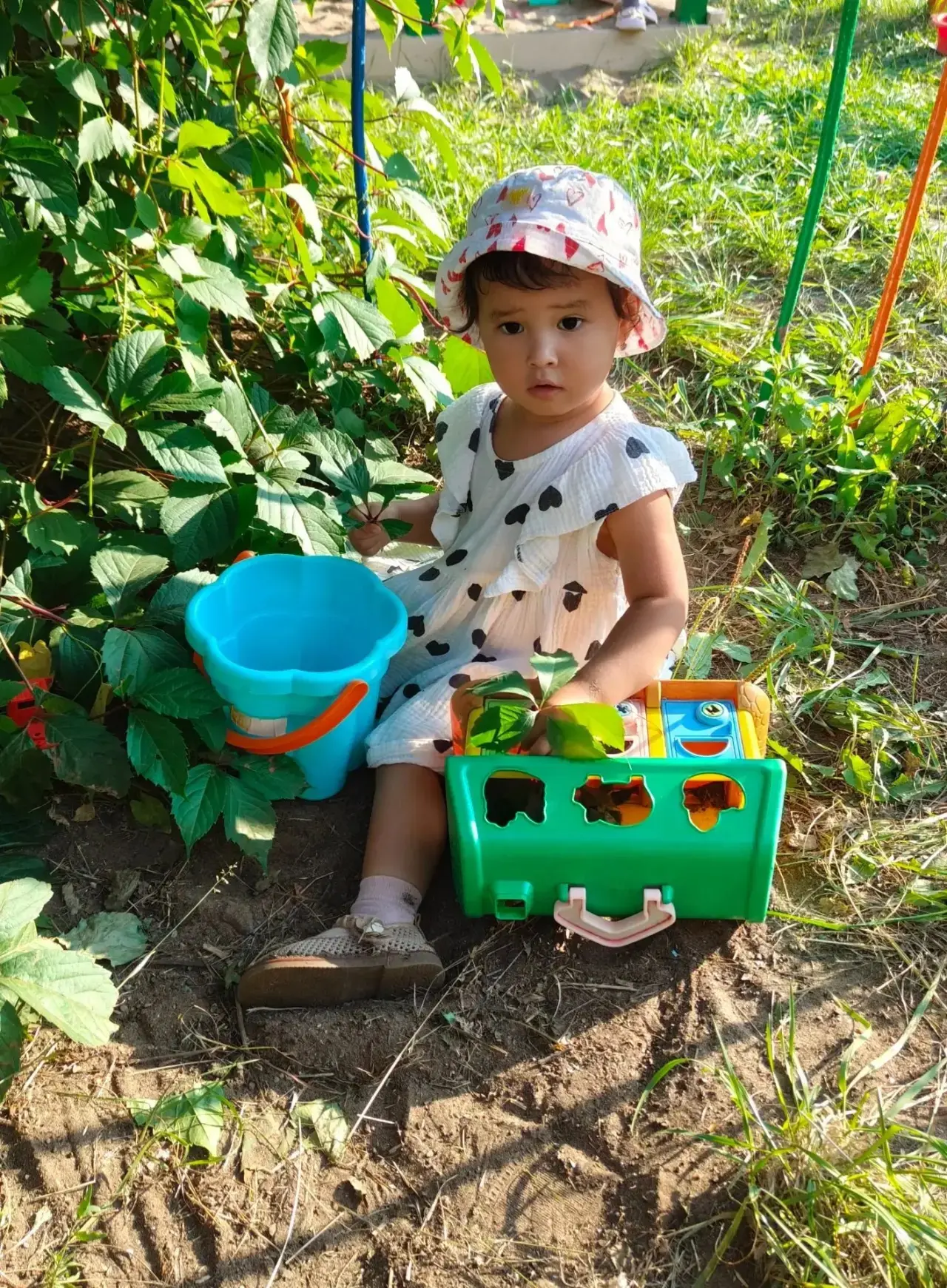 🌞 Лето в самом разгаре — и воспитанники ясельной группы наслаждаются каждым его мгнове...