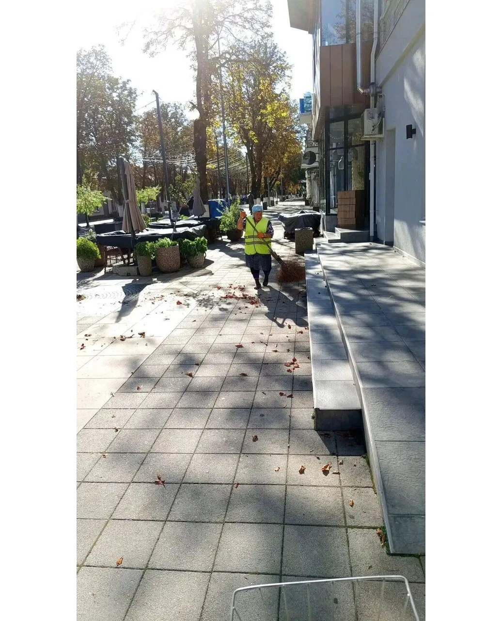 🚧 С 12 по 15 сентября работники МКУ УКХ продолжили благоустройство Лабинска: