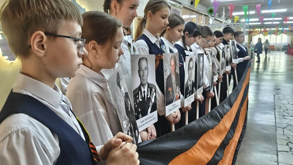 Время накануне 9 мая — особенное время. Плечом к плечу встают бойцы суровых 40-х и наши...