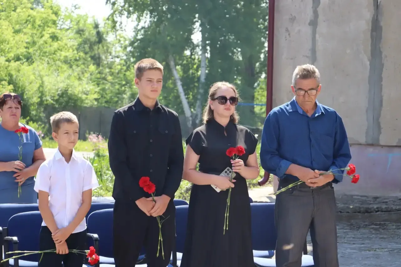 В Овчинниковской школе состоялось торжественное открытие мемориальной доски выпускнику школы Семенов