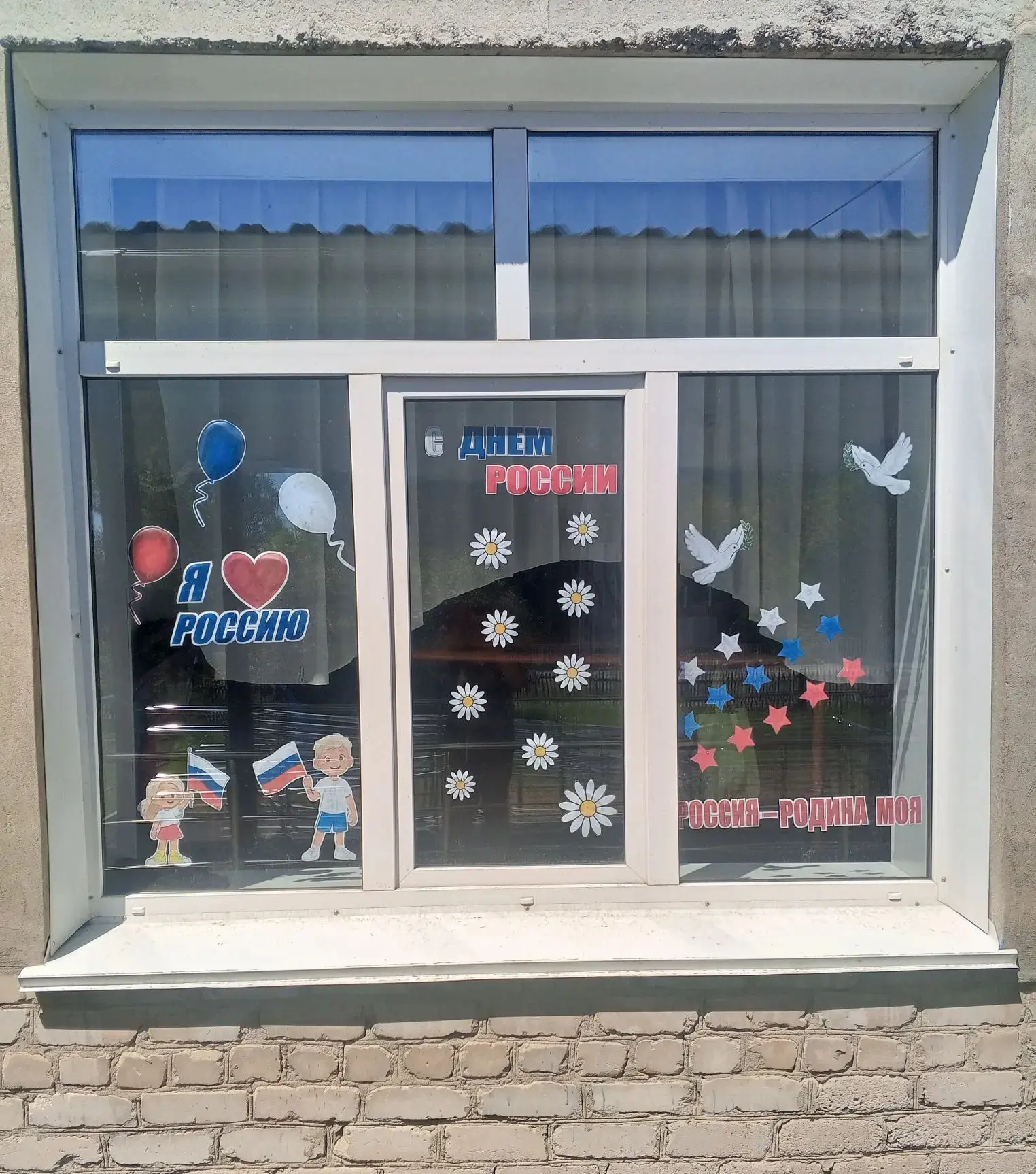🎉 День России: «Окна России» в Николаевской школе! 🎉