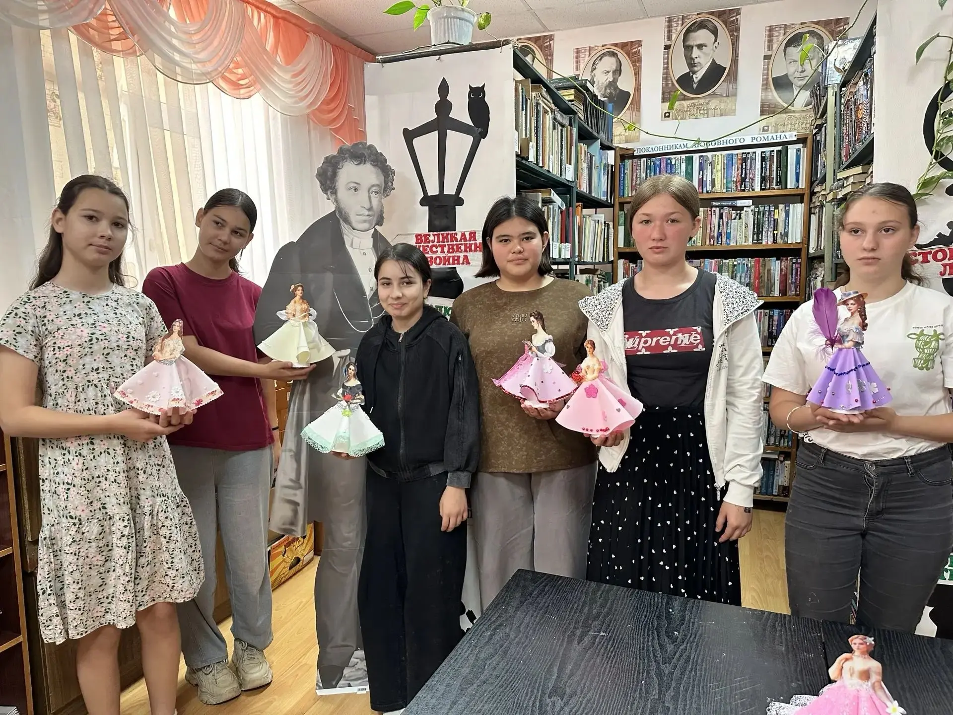 📚✨ В гостях у сказки: дети из клуба «Радуга» создавали кукол пушкинской эпохи