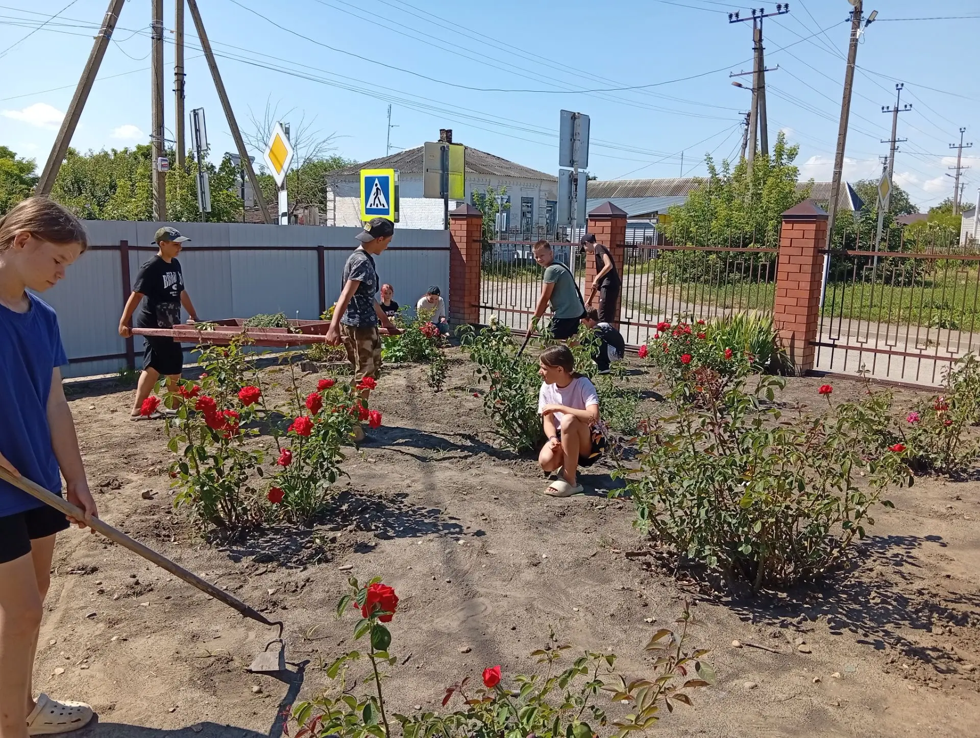 Школа — наш второй дом!🏠

Даже летом, когда каникулы в самом разгаре, учащиеся МБОУ СОШ №12 имени А