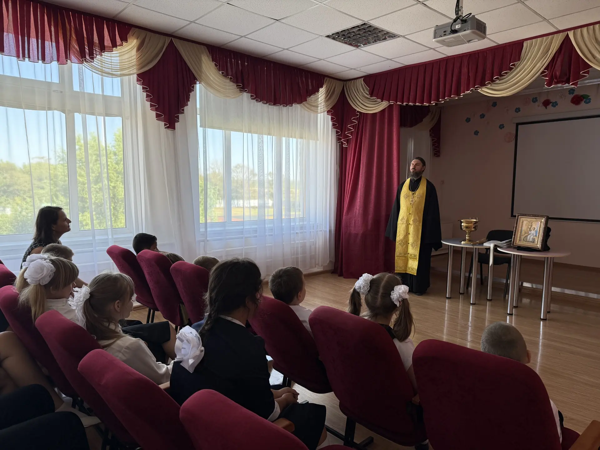 Сегодня нашу школу посетил наш постоянный и дорогой гость — отец Алексей, настоятель Св...