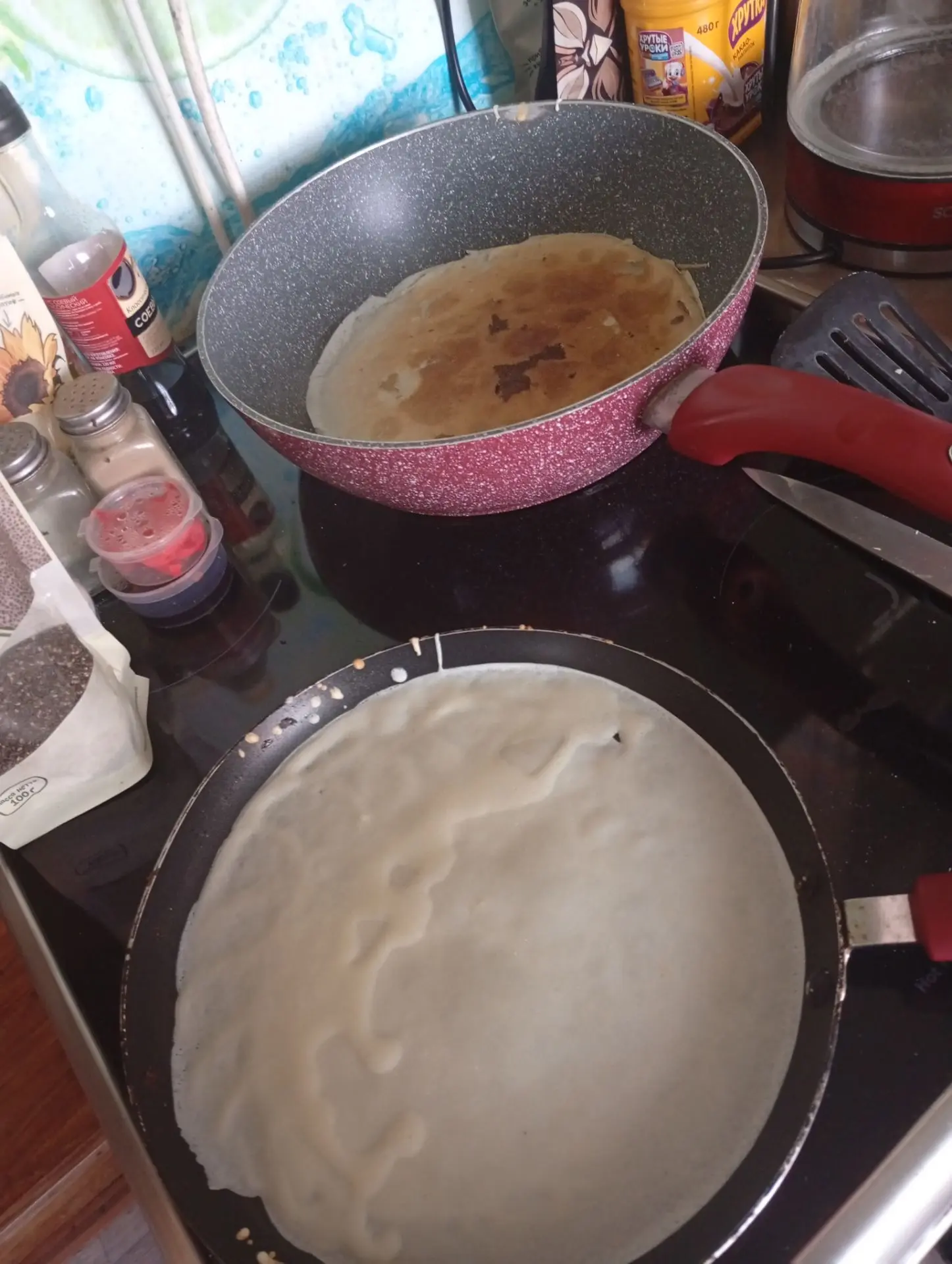 В большой семье завтрак готовится на двух сковородах 😂