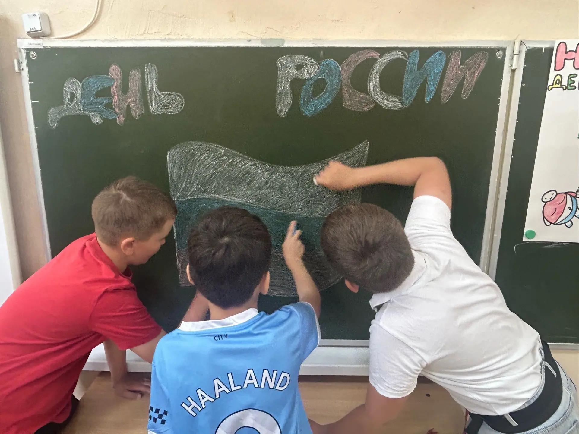 11 июня в лагере прошло мероприятие, посвящённое Дню России. Ребята узнали об истории праздника, о г
