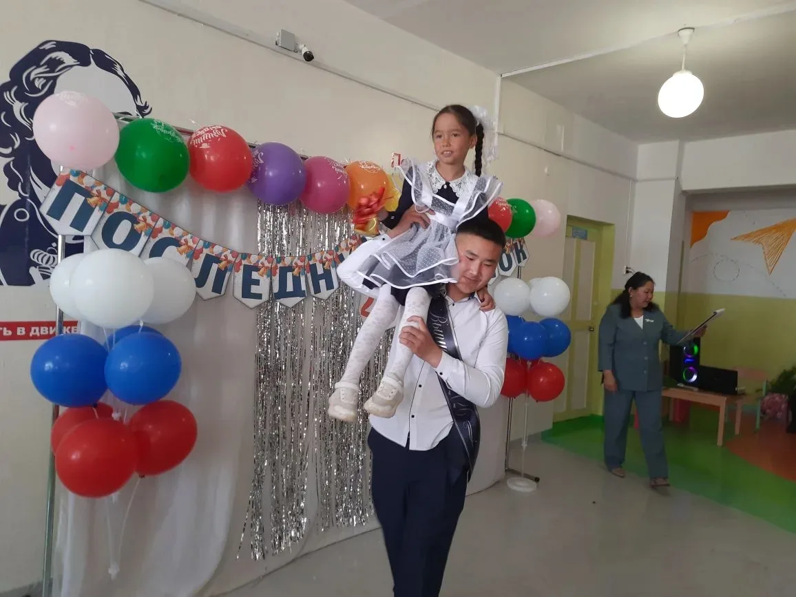🔔 Последний звонок: волнительный рубеж для нашего выпускника! 🎓