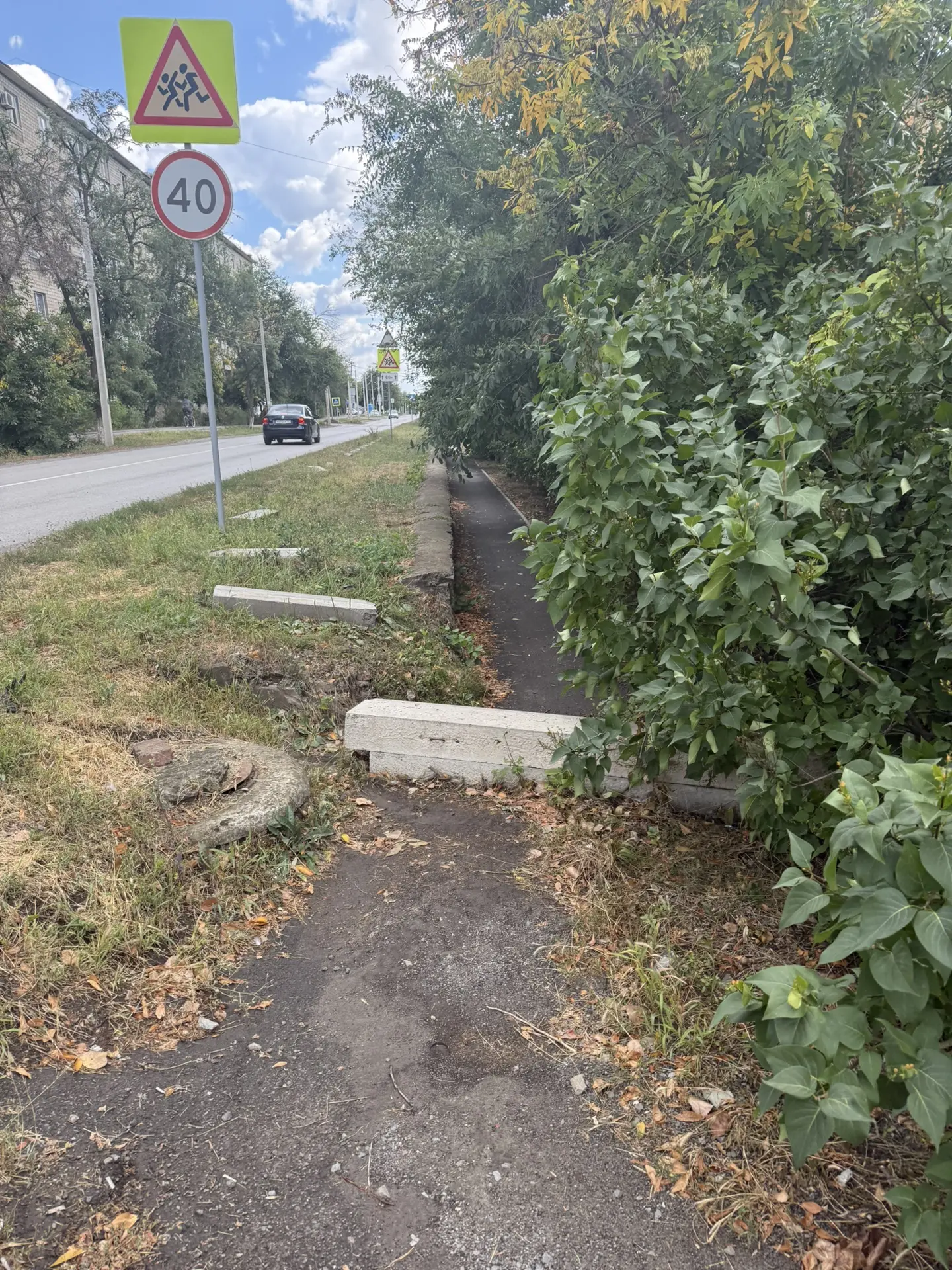 🚧 На улице Гагарина проход перекрыли около пяти лет назад из-за разрушающейся подпорно...