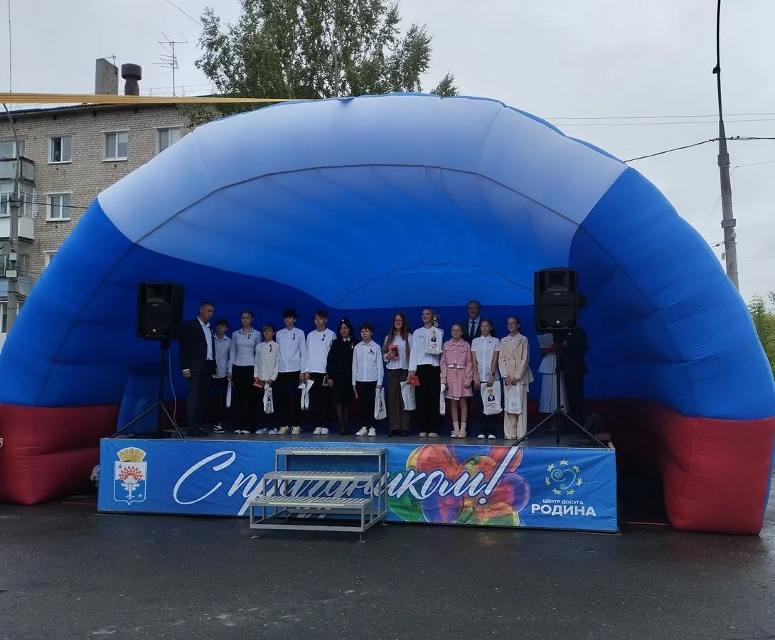 В День России 11 юных серовчан получили паспорта 🇷🇺

12 июня у Центра досуга «Родина» в Серове про