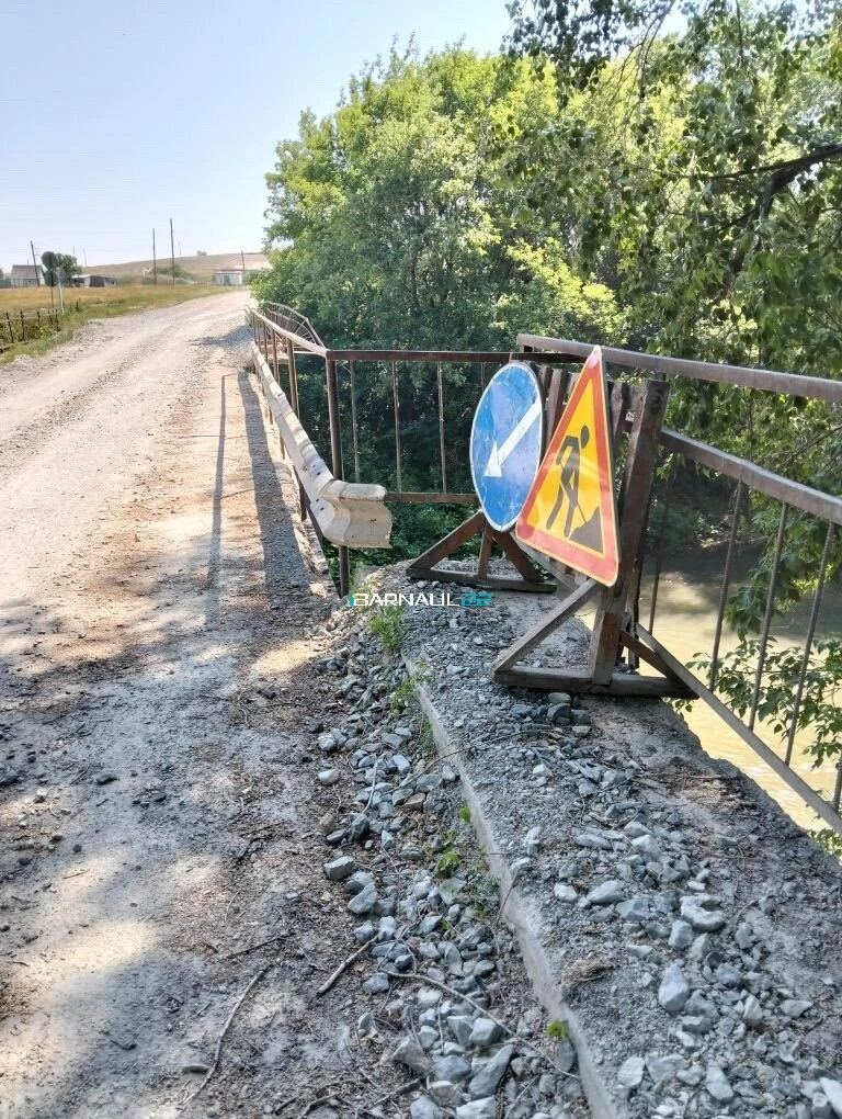 ✍️Нам пишут…

- В селе Новофирсово Курьинского района единственная переправа через р. Локтевка, соед