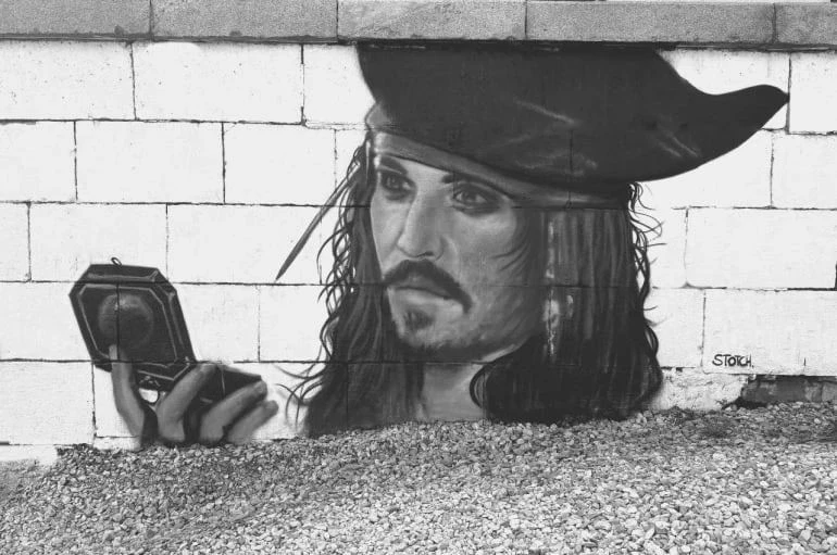 🏴‍☠️ Сызранский художник Stotch нарисовал Джека Воробья на тольяттинском пляже