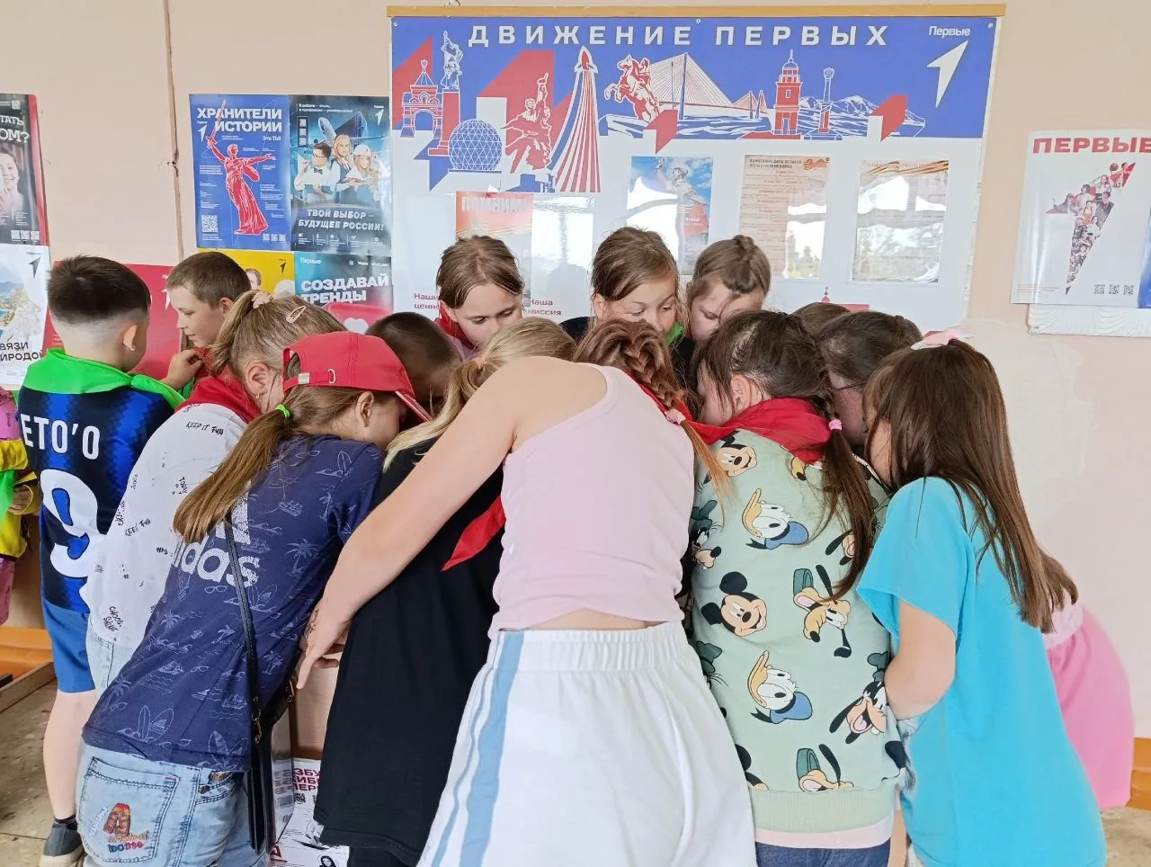 🇷🇺💯  В лагере "Мир" Денисовский школы ярко и динамично прошёл День Первых! 

Ребята погрузились в