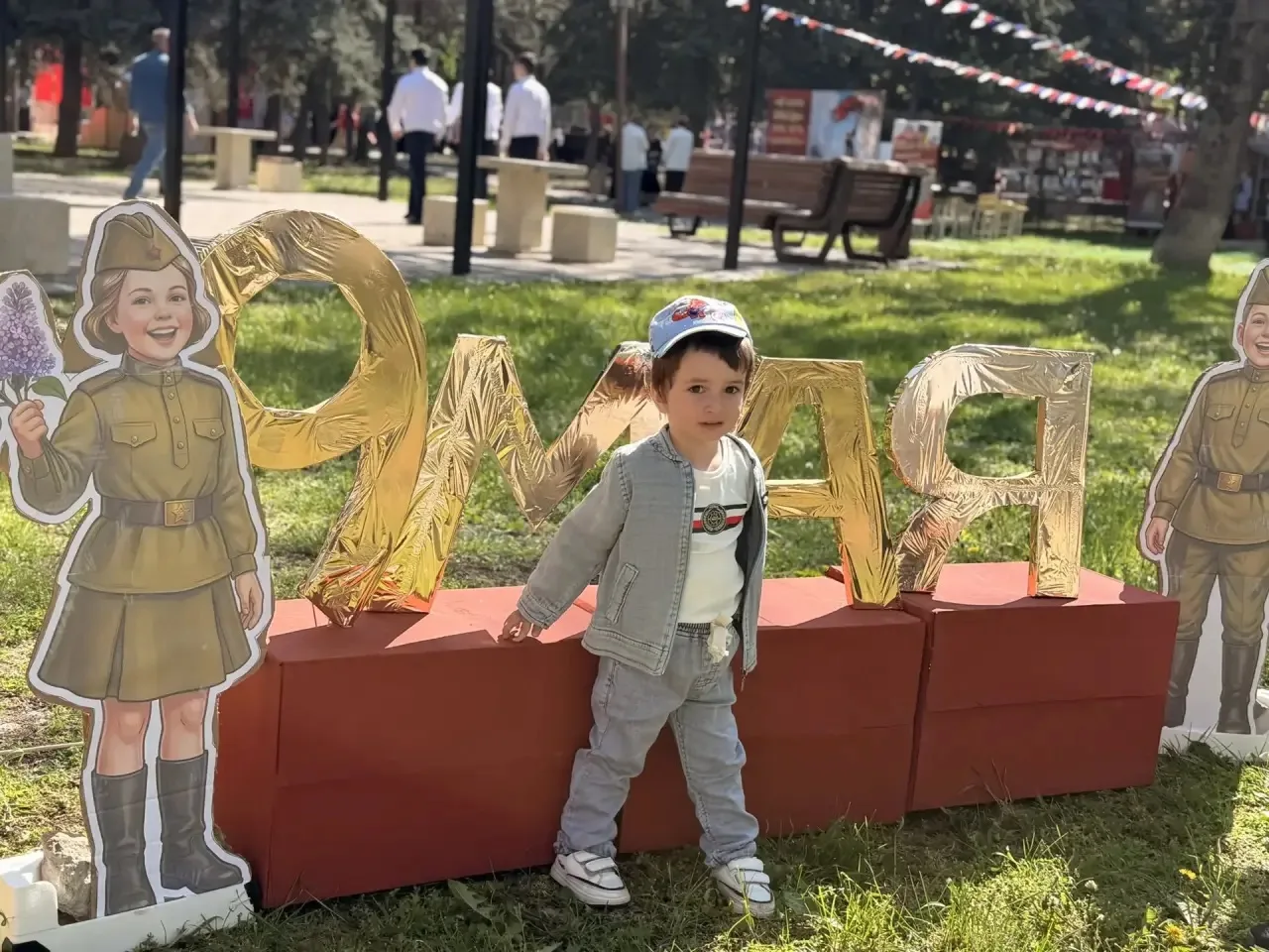 📸 В лицее №1 работала фотозона с надписью «9 мая». Дети и взрослые делали памятные снимки на фоне пр