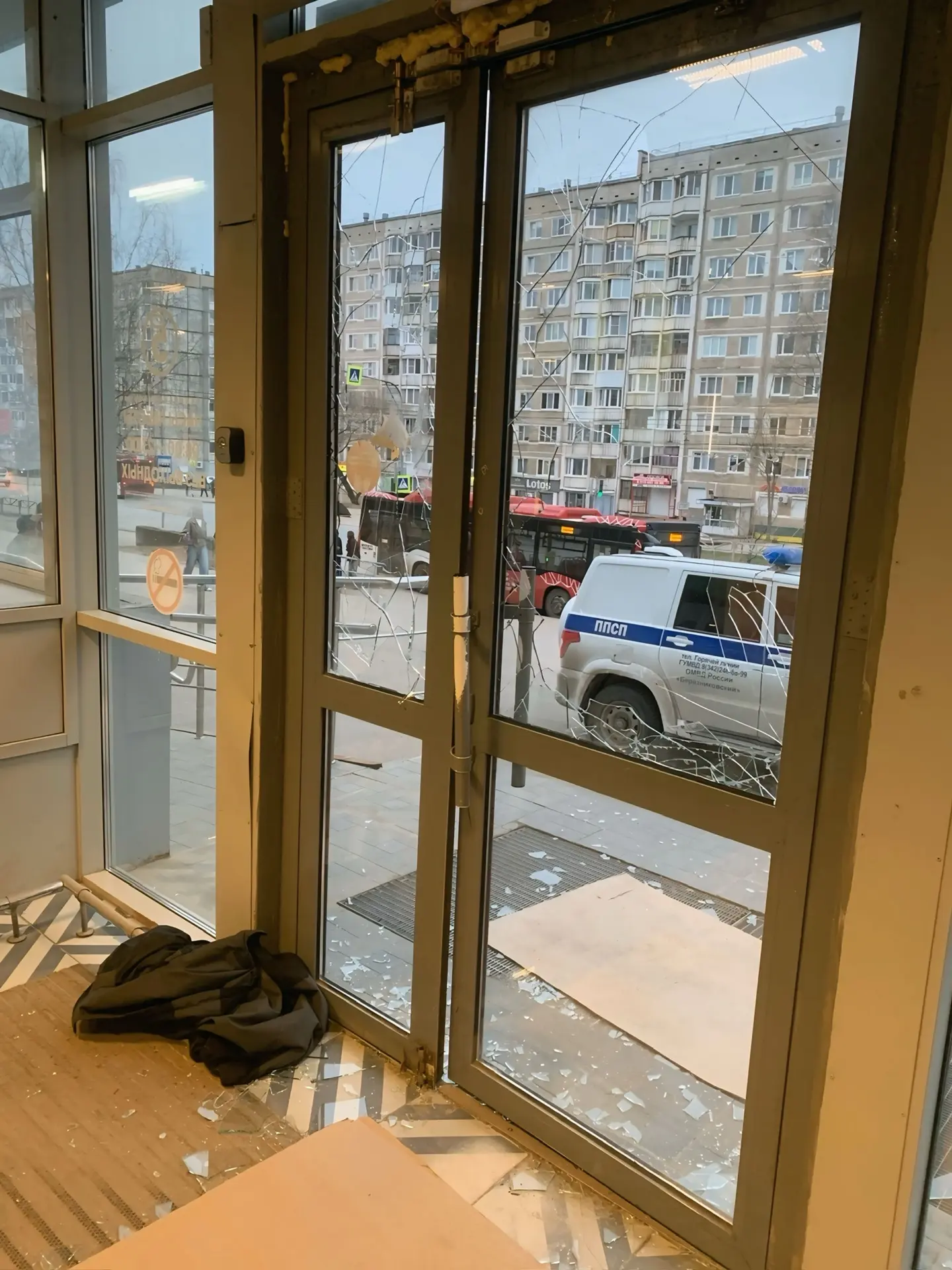 😳 В Березниках, по словам очевидцев, трое подростков с топором, попытались ворваться в магазин «Пятё