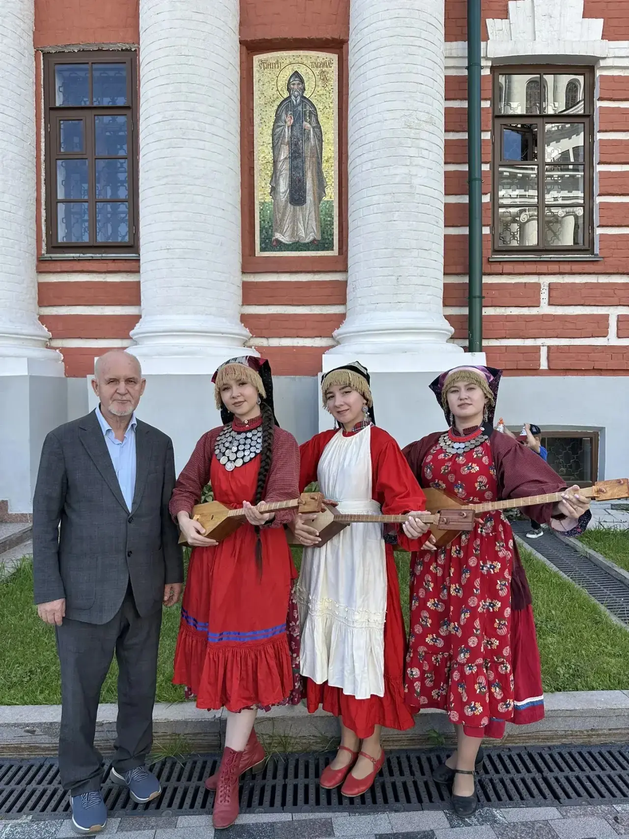 Ә бүген безнең «Тумар» ансамбле Геннадий Михайлович Макаров белән берлектә Казан Алла А...