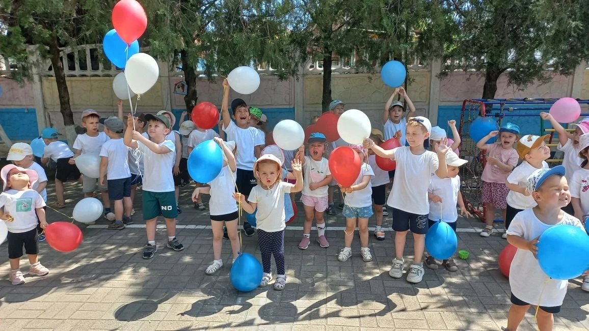 ‎#дошкольноеобразование_мбдоу2_буратино
‎12 Июня -ДЕНЬ РОССИИ!!!
‎В этот день вокруг красиво:
‎всюду