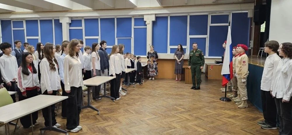 ✨ПОДНЯТИЕ ФЛАГА    🇷🇺Новая учебная неделя началась с традиционной церемонии поднятия флага Российско