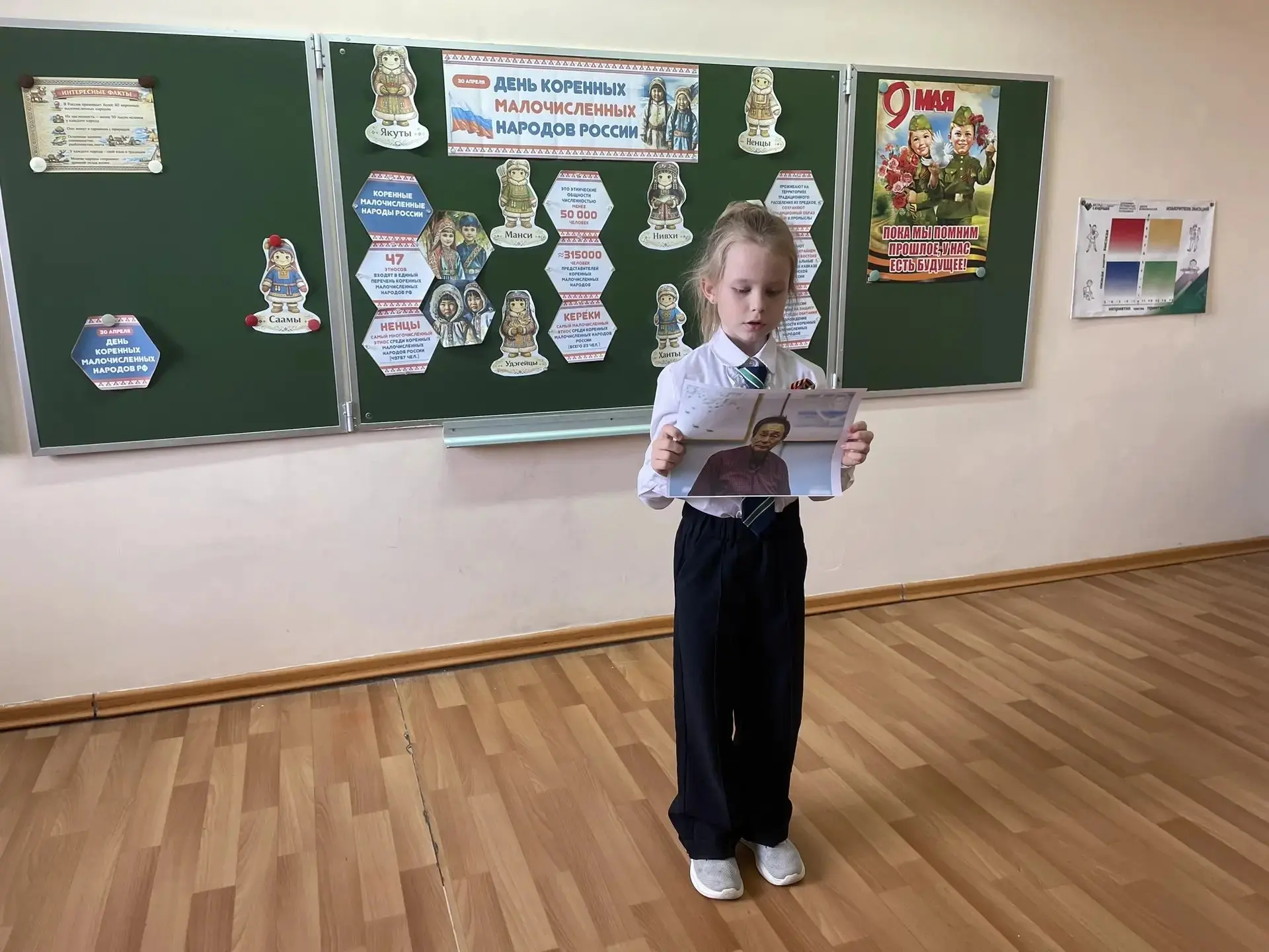 Ученики 2 «В» класса провели важное мероприятие! Ребята выступили перед одноклассниками с портретами