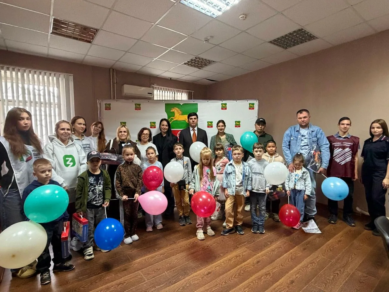 🎒 Молодёжная палата района Беговой поздравила будущих первоклассников с началом учебно...
