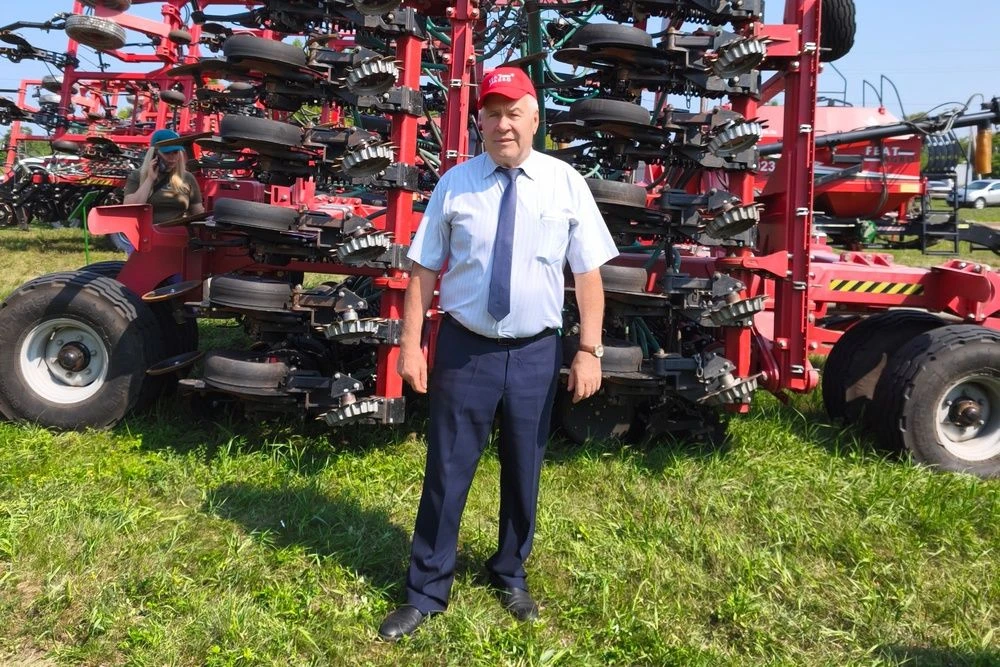 🌾 Сельхозмашиностроители Алтайского края показали лучшие образцы техники на Дне поля в Баевском рай
