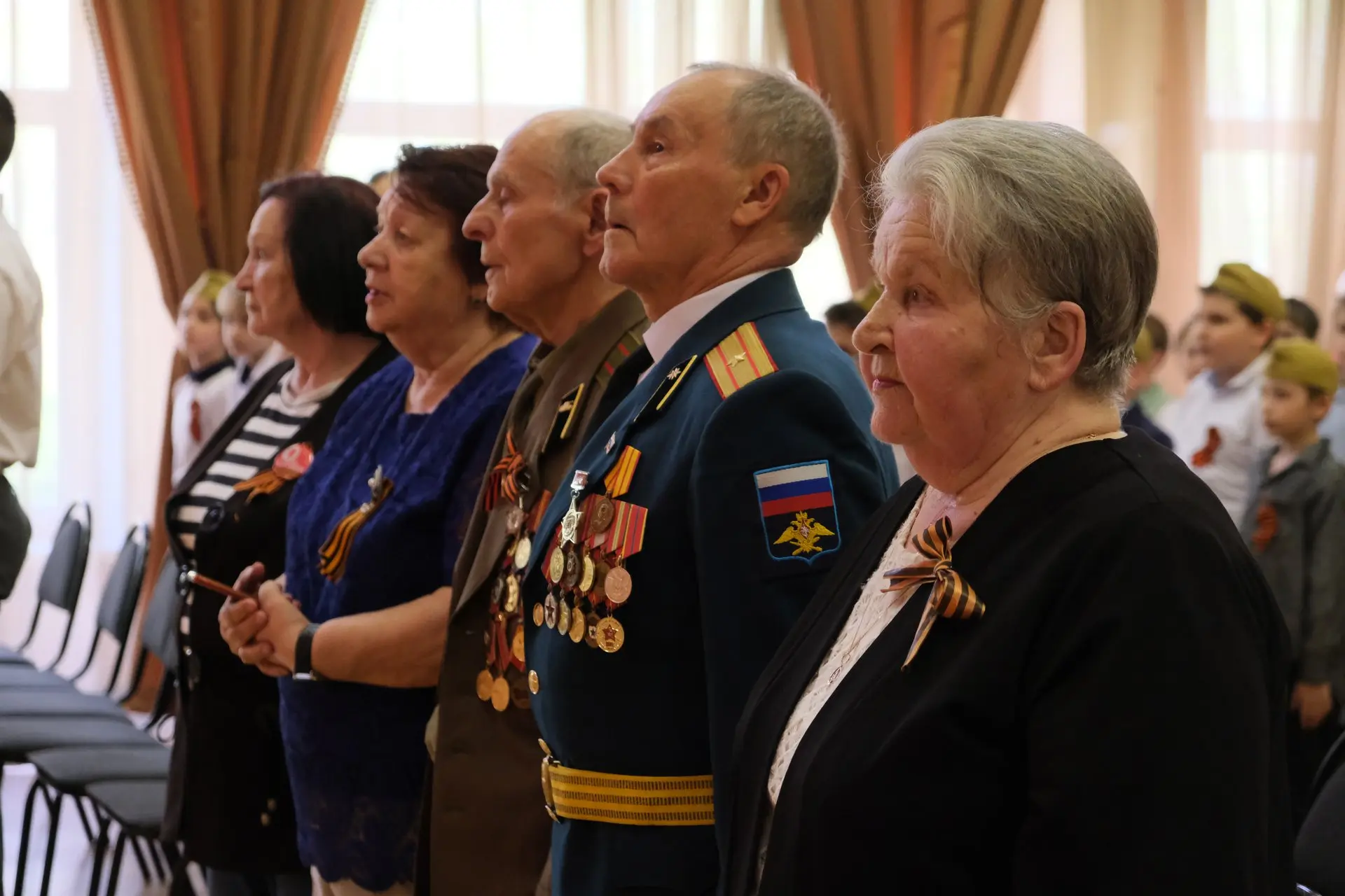 🎭 9 Мая в сердце каждого: праздничный концерт в нашей школе  Песни, стихи, слёзы на глазах — всё это