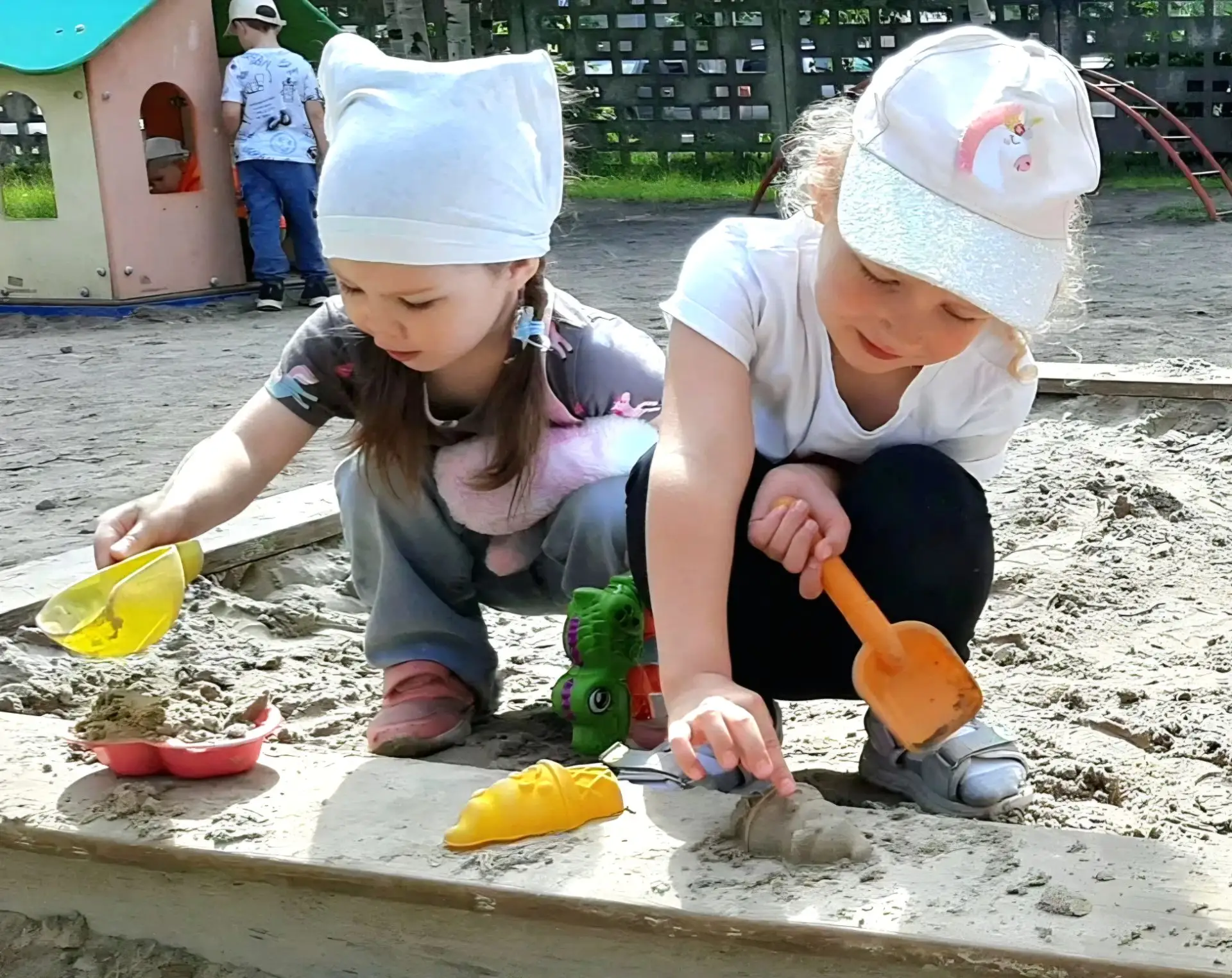 ☀️ Лето — время для прогулок и свежего воздуха! ☀️

Друзья, а вы знаете, почему наши малыши так любя
