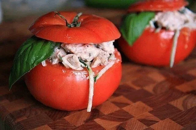 КУРИНЫЙ САЛАТ В ПОМИДОРКЕ