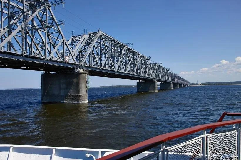 ❗️ Водителей предупреждают: через Императорский мост пока можно ехать не быстрее 40 км/ч.