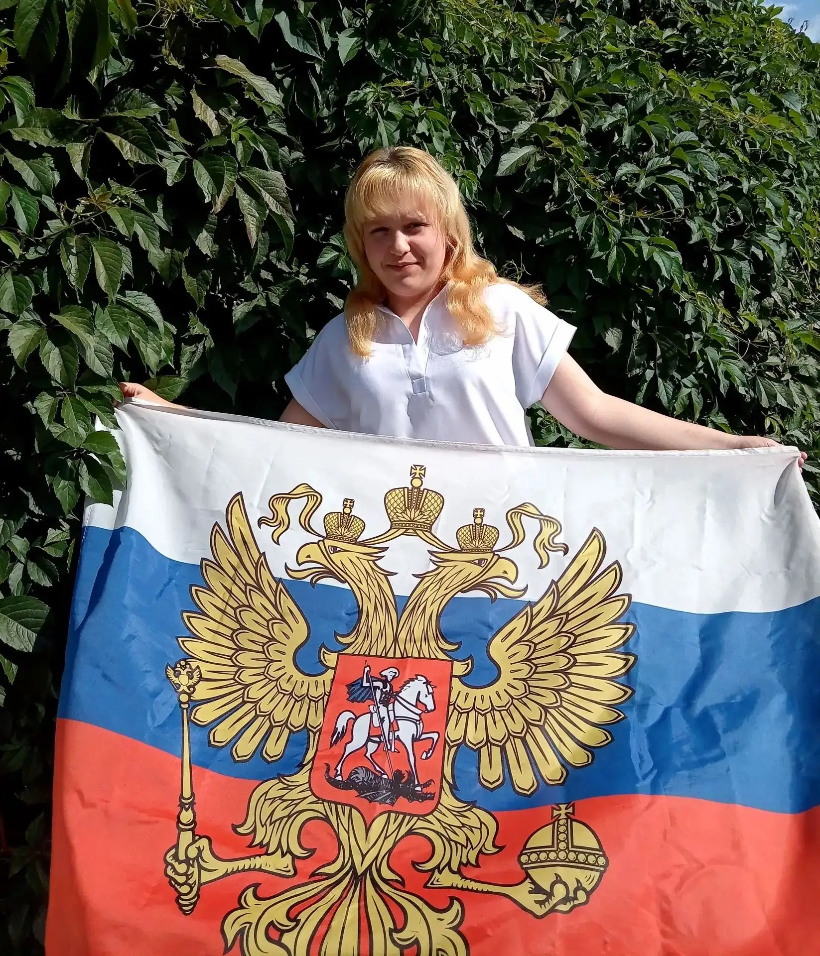 🇷🇺Ученица  9 класса Сенаторова Ульяна  присоединилась  к акции " Мой флаг - моя Россия».