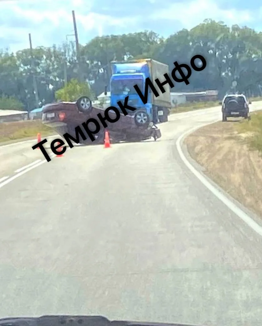 Автомобиль перевернулся на трассе возле посёлка Стрелка