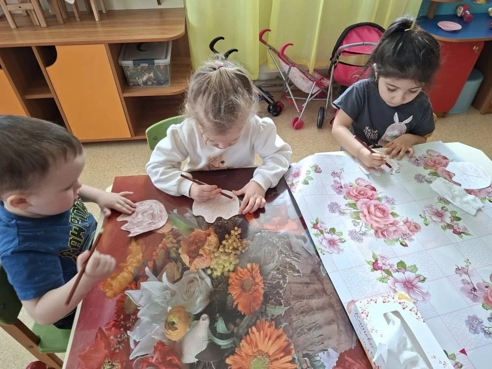В группе Котята ,ребята испекли кулич, применив несколько  техник ,штрих карандашом,апп...