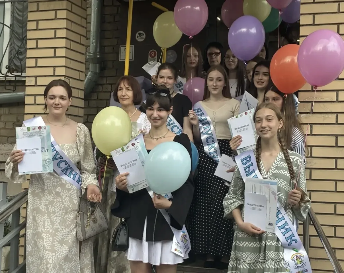 Дорогие наши, уже такие взрослые и почти независимые дети!
Мы поздравляем вас с окончанием нашей арх