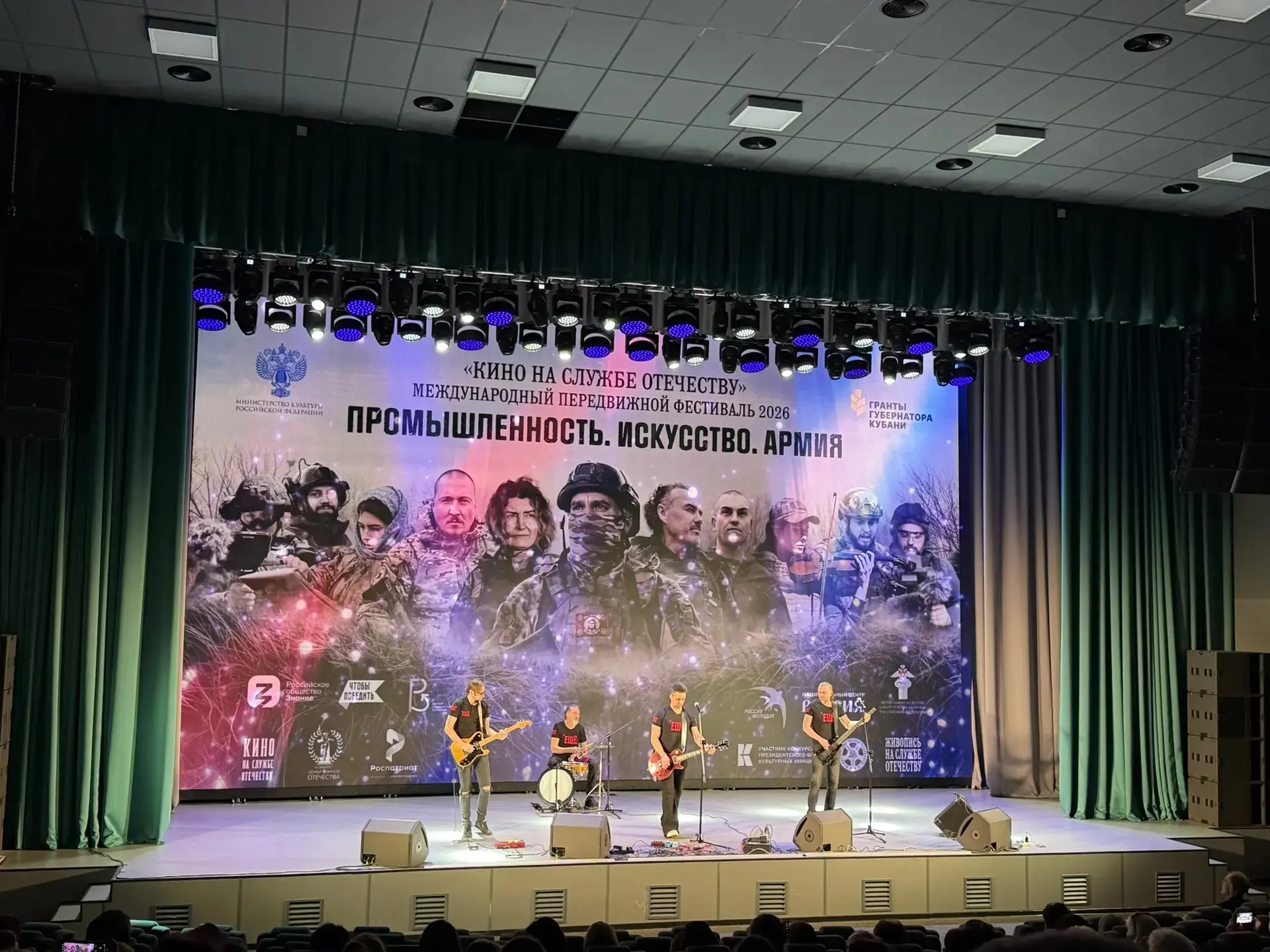 🇷🇺 «Дух Победы: герои среди нас» — это нужно видеть и помнить!  Учащиеся 9Д класса школы №20 посетил