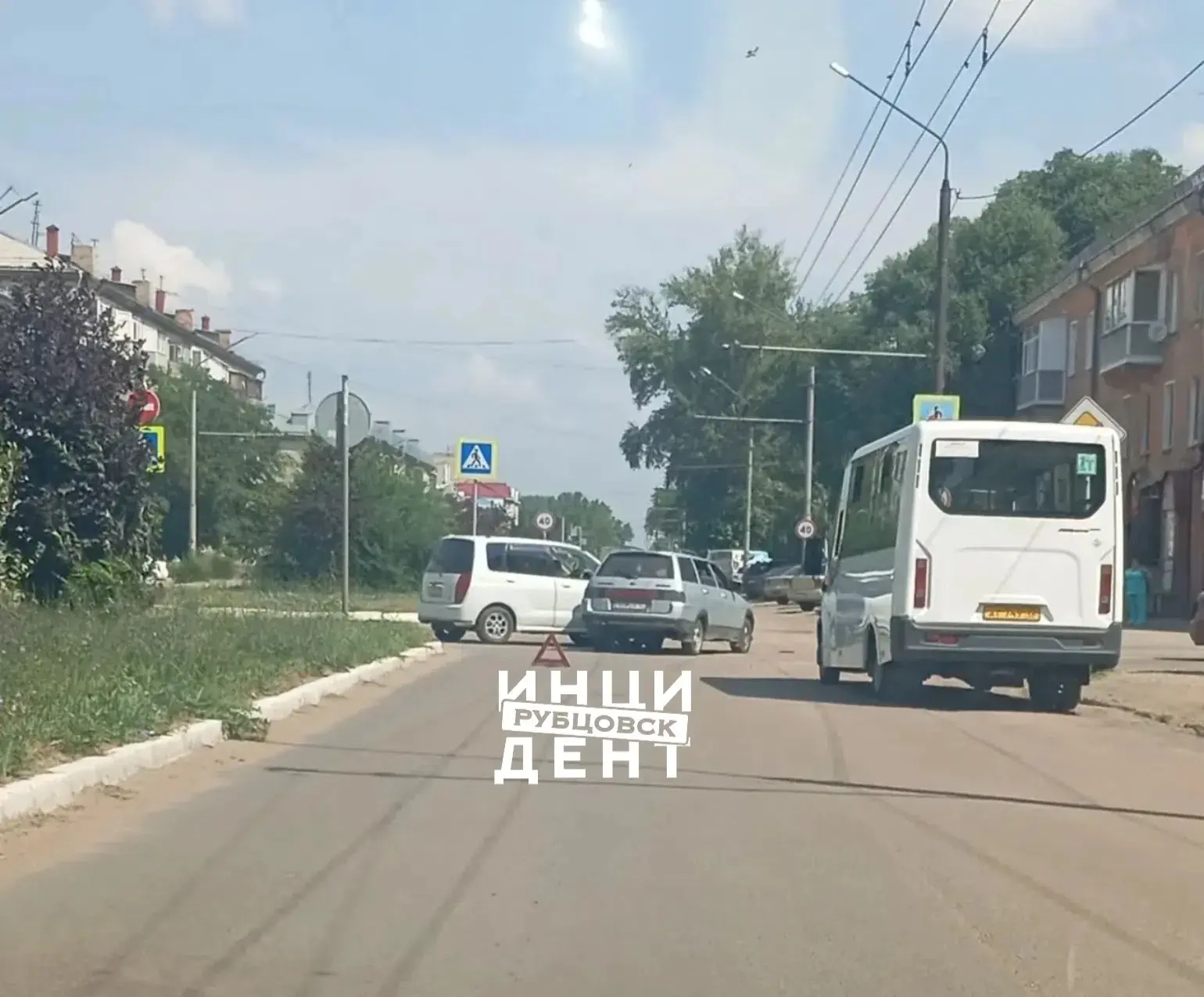 Пока Рубцовск штурмует АЗС, двое нашли друг друга на пустом проспекте