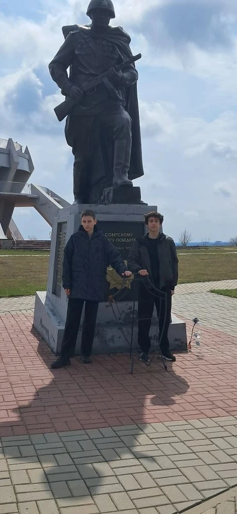 В рамках мероприятий по патриотическому воспитанию обучающиеся 6Б, 7, 8А класса 17 апреля  совершили