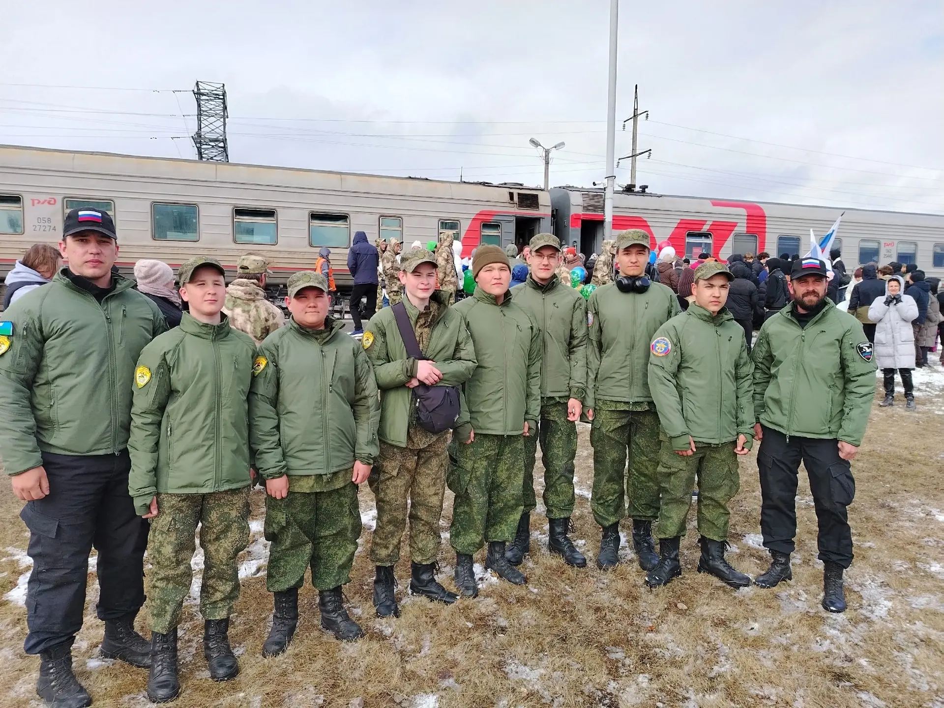 🇷🇺ПАТРИОТЫ РОССИИ  На перроне железнодорожного вокзала Нижневартовска очень оживленно. Мамы и папы, 