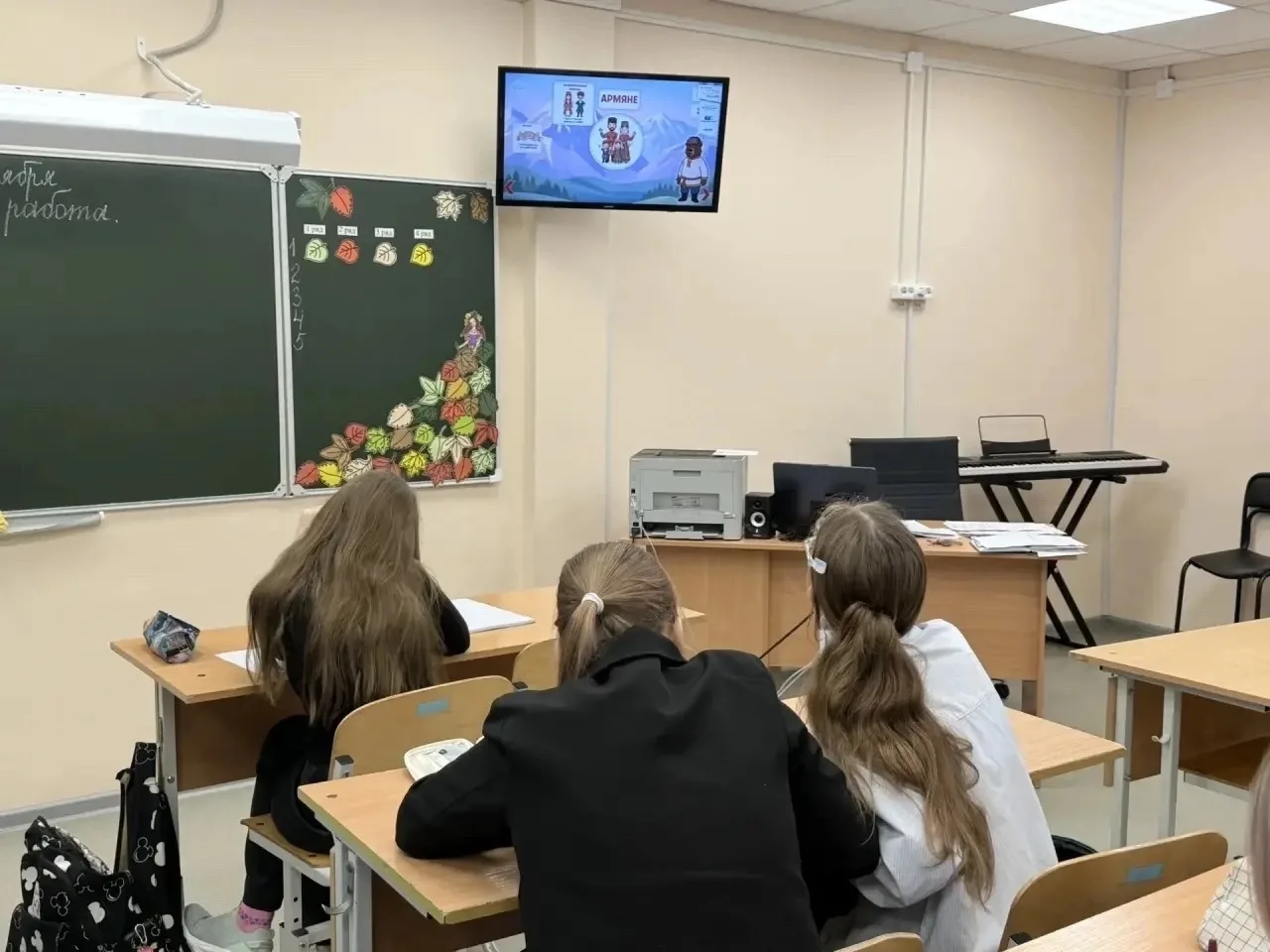 🎉 Как мы провели классный час: путешествие по народам России! 🇷🇺✨