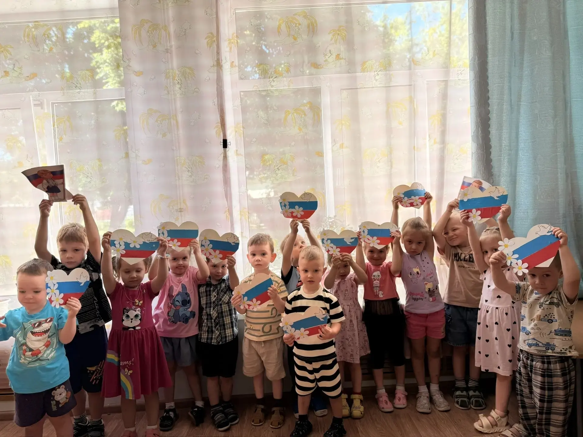 🇷🇺📖Поздравляем!
Пусть солнце мирно светит в небесах, 
Сегодня с Днем России поздравляем. 
И будет