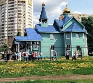 😱В Марьино прихожанин с лопатой устроил «тёплый приём» для всех вокруг — видимо, решил...