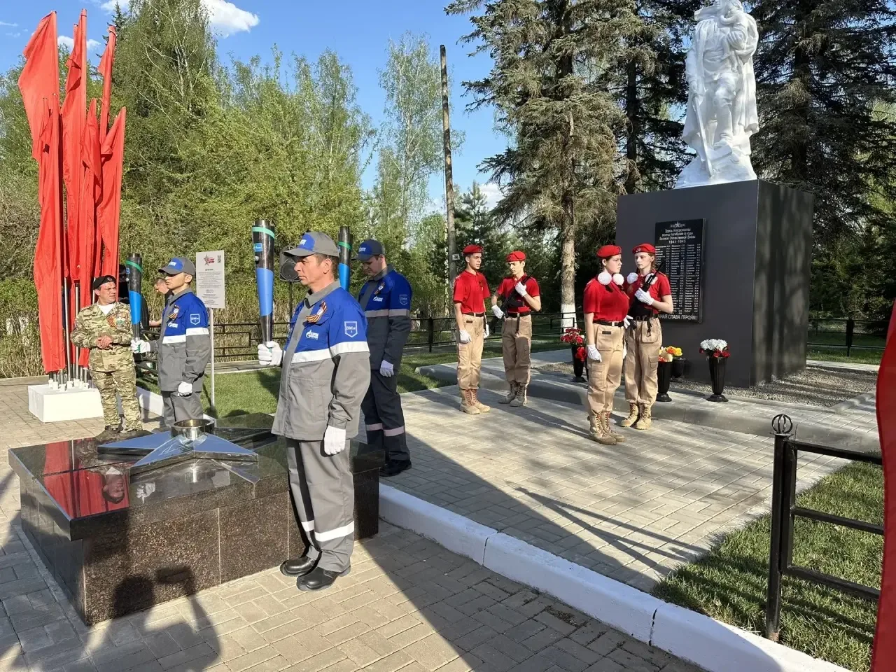 Сегодня, в канун 81‑й годовщины Великой Победы, почётный караул Дома Юнармии Первой Тарусской школы 