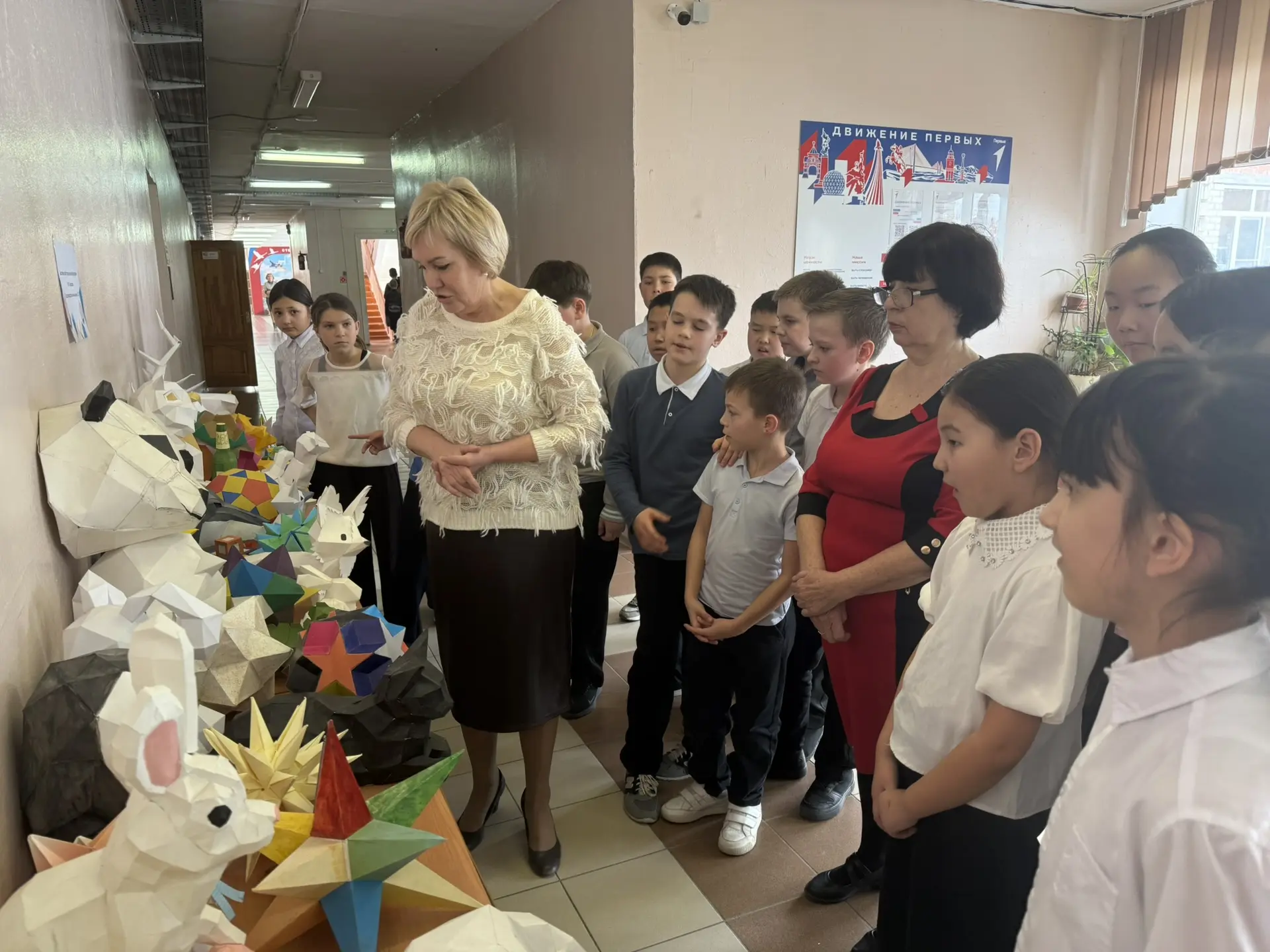 🎉 В школе прошла удивительная выставка! 🎉  30.01 в нашей школе состоялась выставка работ учащихся 11